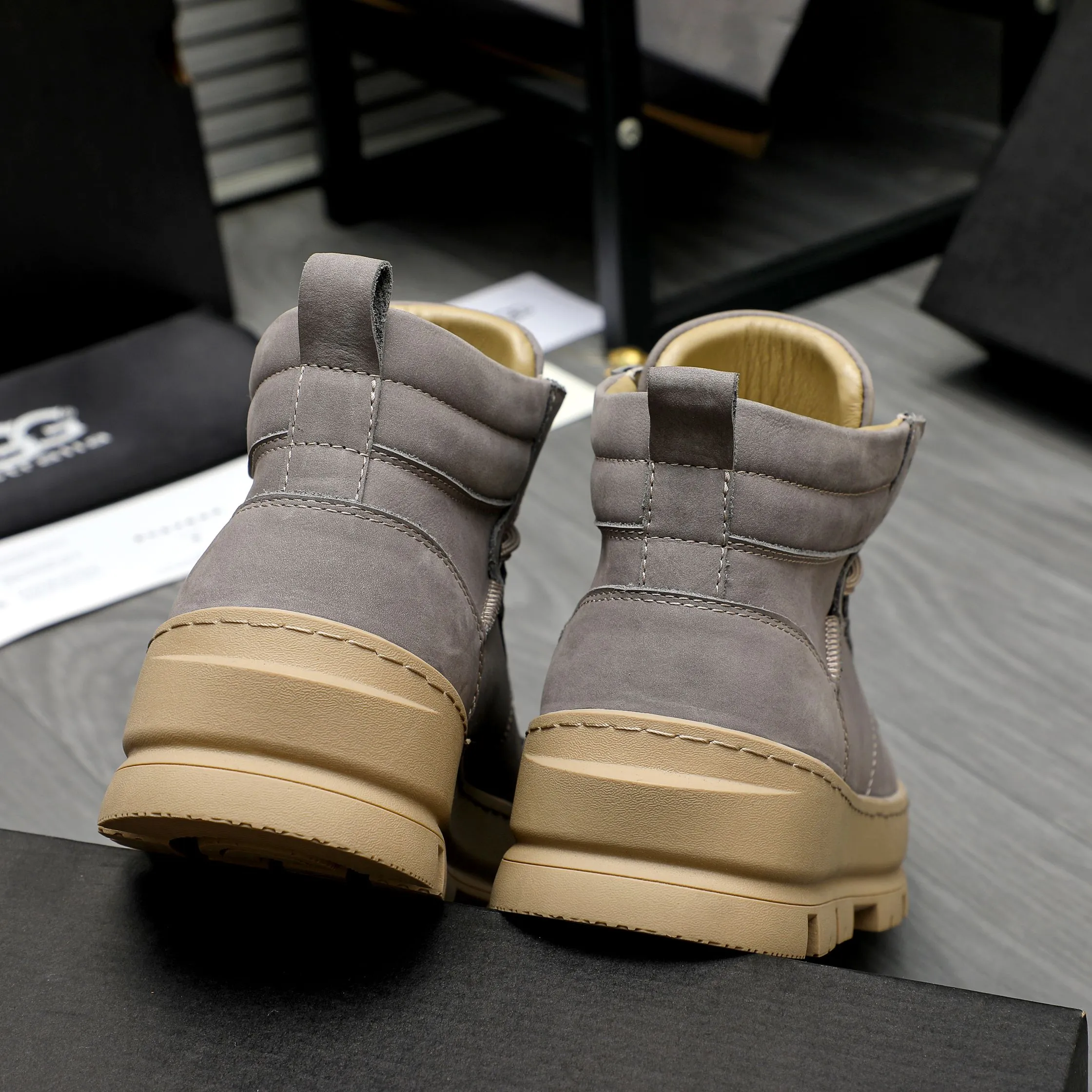 P620 Product trademark: "UGG" Gaobang men's shoes Regular size: 39-44 Product materials: Selected nubuck leather upper, wool lining, original outsole